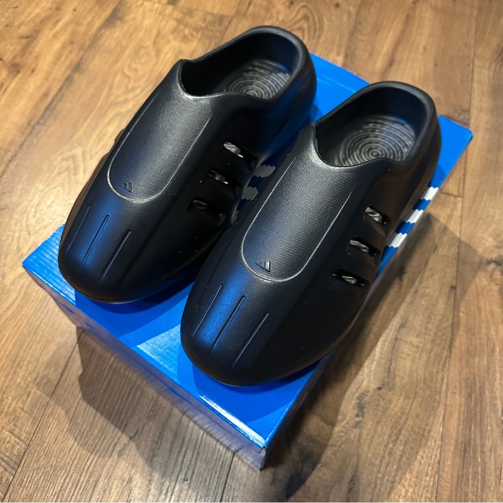 AdiFoam IIInfinity Mule 
Adidas Men's Black Slip-On Shoes